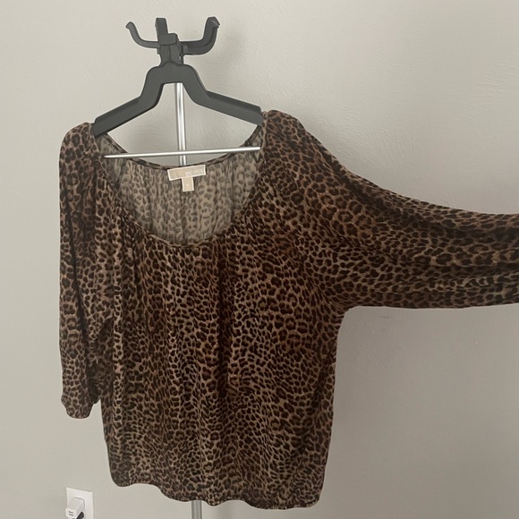 Michael Kors Leopard Print Blouse with Relaxed Fit and 3/4 Sleeves - Picture 5 of 6